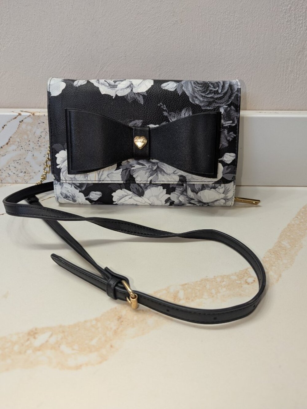 Betsey Johnson watercolor floral crossbody bag. EUC! - Picture 5 of 6
